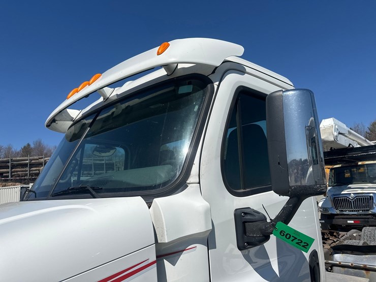 2014-massey-ferguson-8-image-10