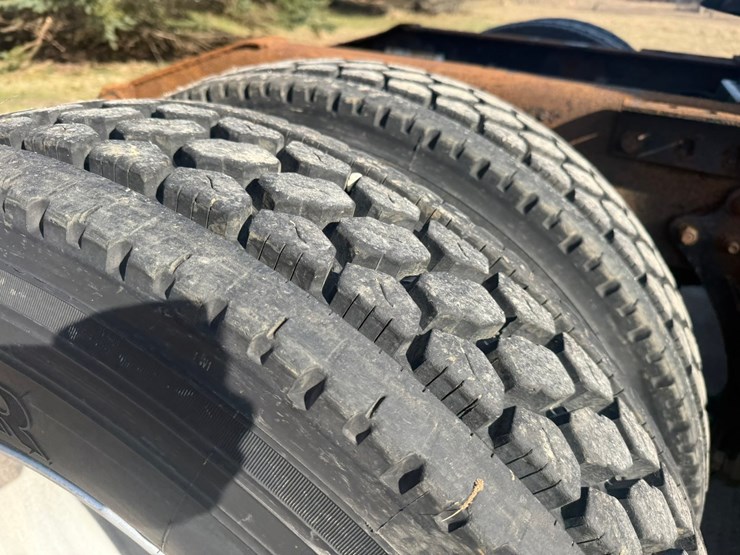 #1262-•-2004-international-9400i-6x4-sleeper-cab-truck-tractor-image-85