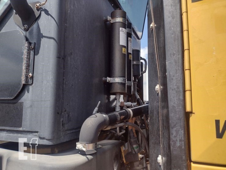 2010-caterpillar-120m-image-18