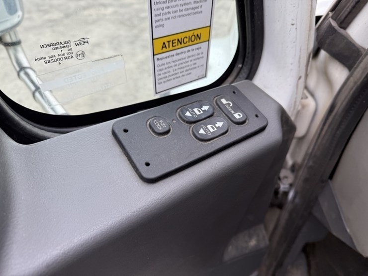 2012-international-7600-image-28