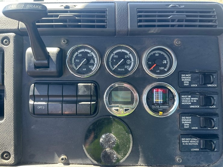 2014-massey-ferguson-8-image-37