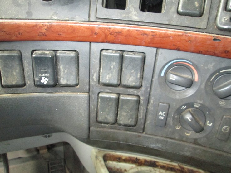 #46184-•-2008-volvo-t/a-sleeper-truck-tractor-4v4nc9gh08n482694-image-47