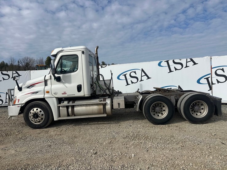 2014-massey-ferguson-8-image-2