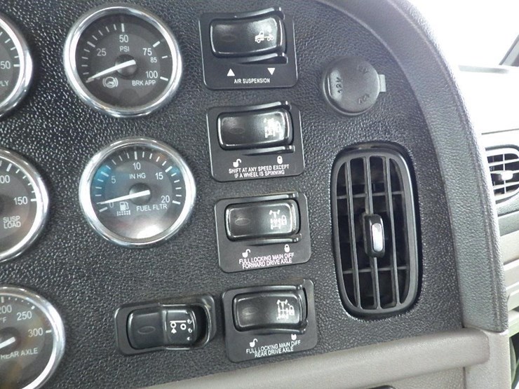 2016-peterbilt-3-axle-logging-truck-image-88