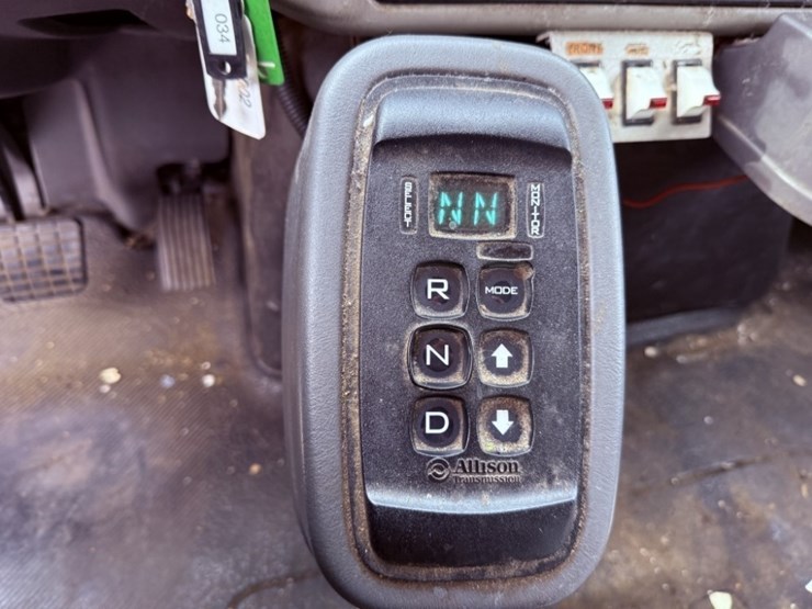 2013-international-7400-image-32