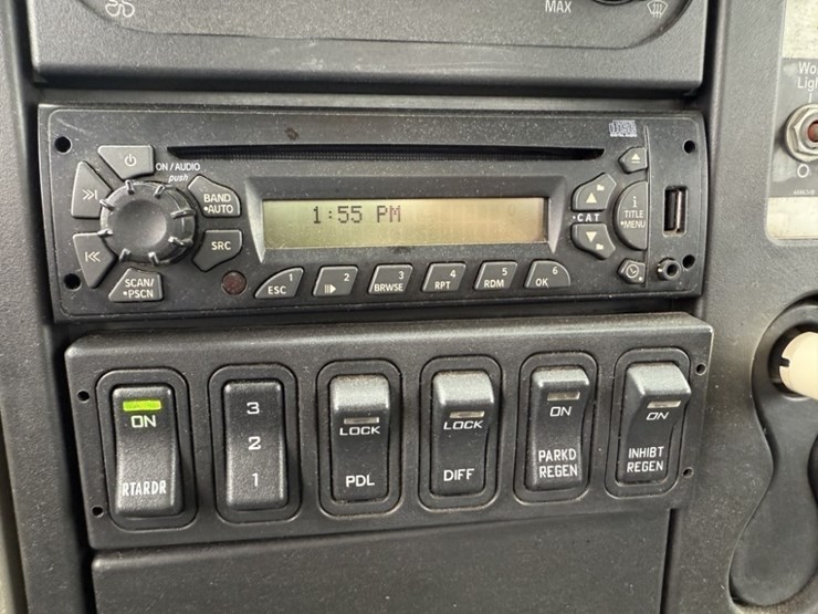 2012-international-7600-image-41