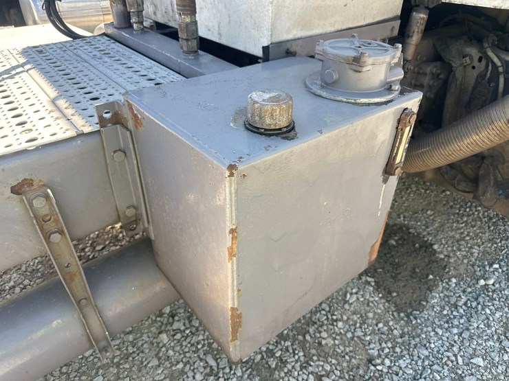 2014-massey-ferguson-8-image-17