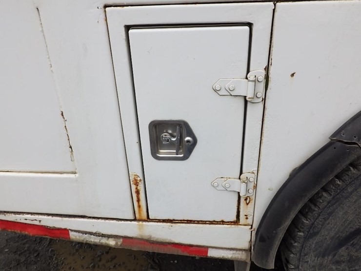 2005-peterbilt-pb330-22'-t/a-fuel-lube-truck-image-30