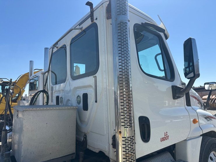 2014-massey-ferguson-8-image-16