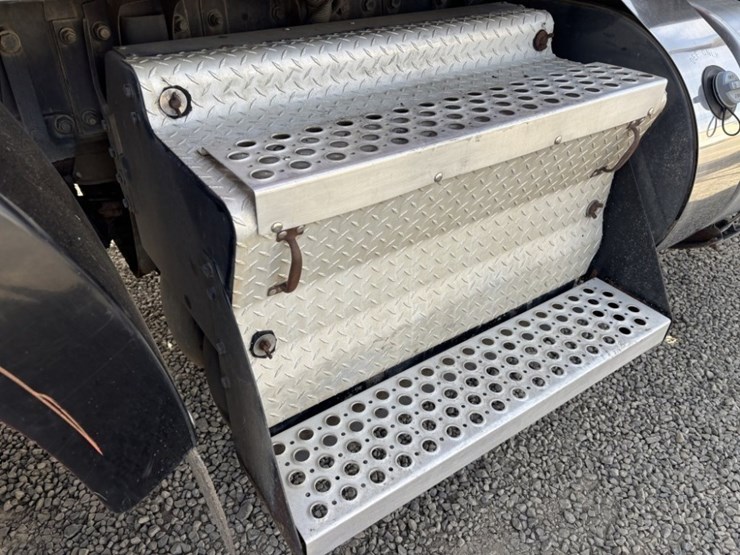 2013-kenworth-t800-image-18