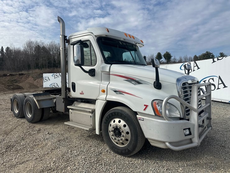 2014-massey-ferguson-8-image-7