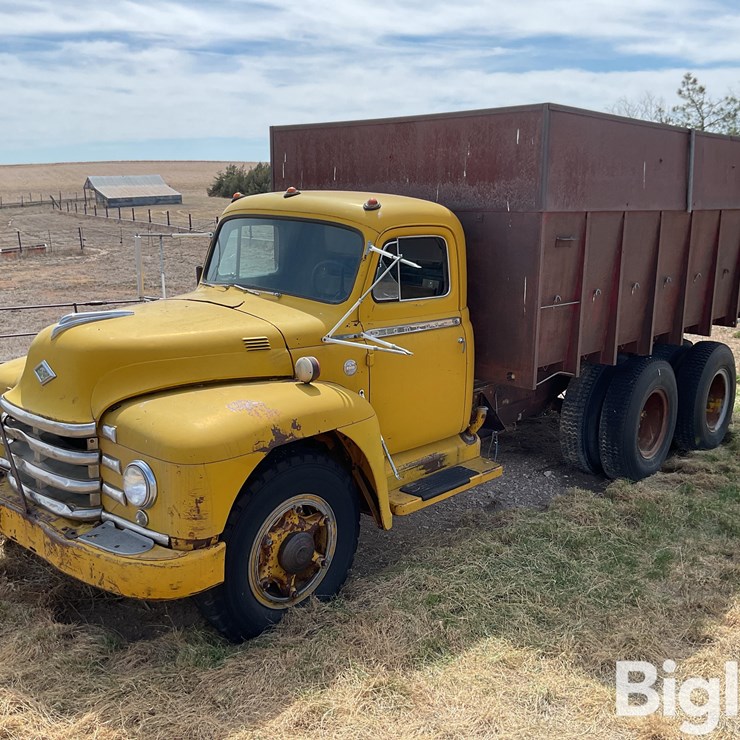 1953 Diamond T 622-28M T/A Grain Truck