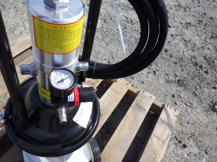 high-pressure-air-operated-grease-pump-image-3