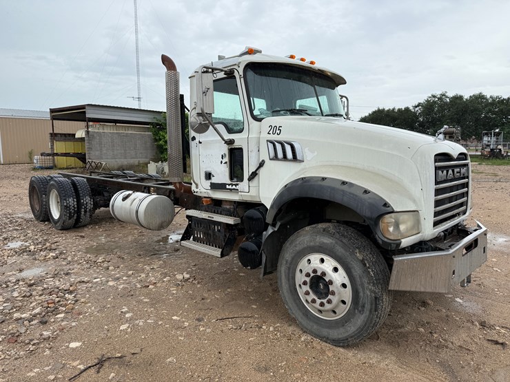 2009-mack-granite-gu713-image-3