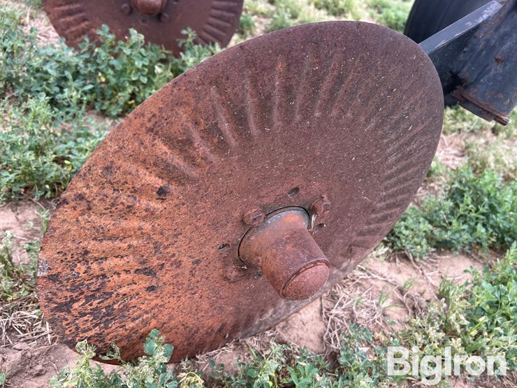 16r30-strip-tiller-image-14