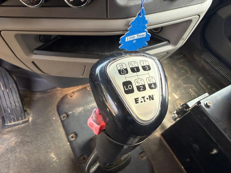 2015-peterbilt-579-image-56