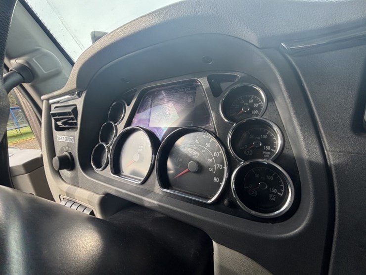 2022-peterbilt-567-image-36