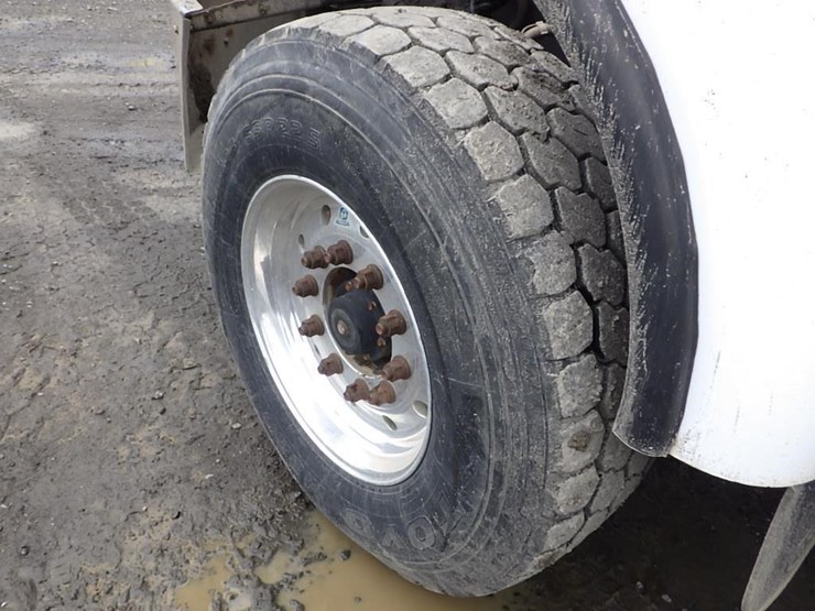 2005-peterbilt-pb330-22'-t/a-fuel-lube-truck-image-56