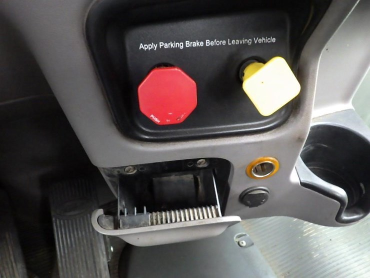 2016-peterbilt-3-axle-logging-truck-image-93