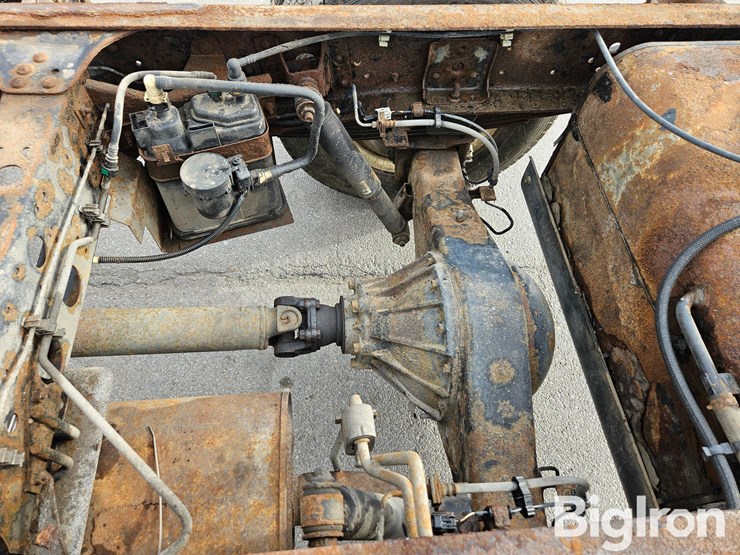 2015-isuzu-npr-image-16