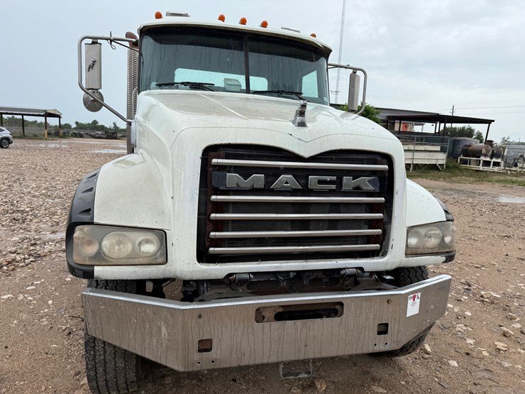 2009-mack-granite-gu713-image-2