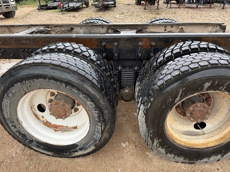 2009-mack-granite-gu713-image-11