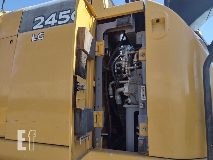 2014-deere-245g-lc-image-34