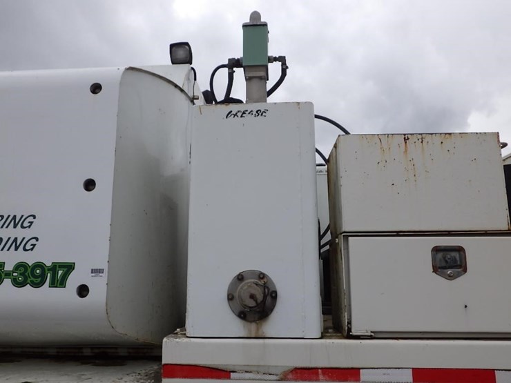 2005-peterbilt-pb330-22'-t/a-fuel-lube-truck-image-25