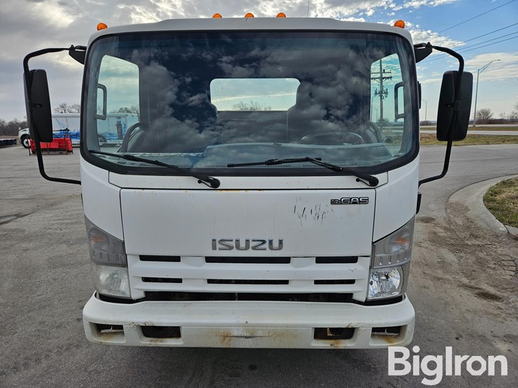 2015-isuzu-npr-image-2