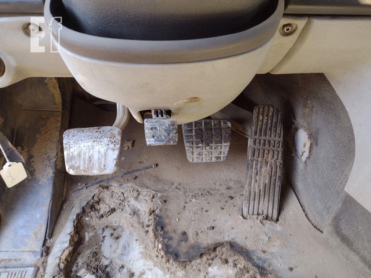 2012-freightliner-122sd-image-12