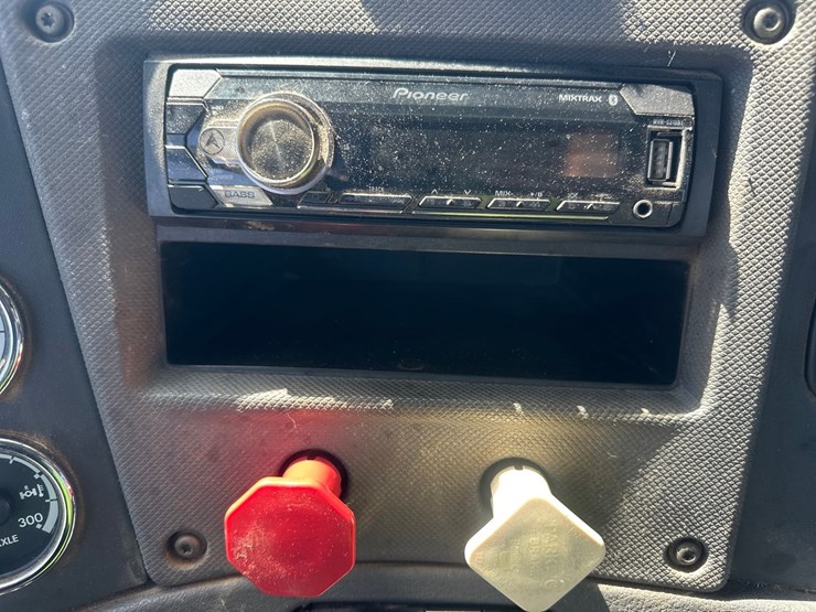 2014-massey-ferguson-8-image-35