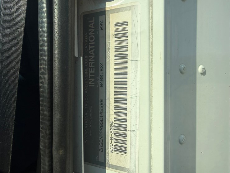 #1262-•-2004-international-9400i-6x4-sleeper-cab-truck-tractor-image-90