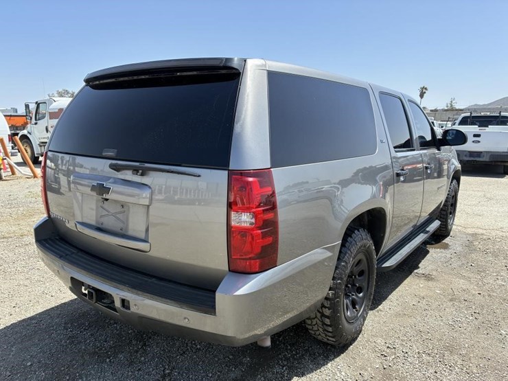 2007-chevrolet-suburban-image-3