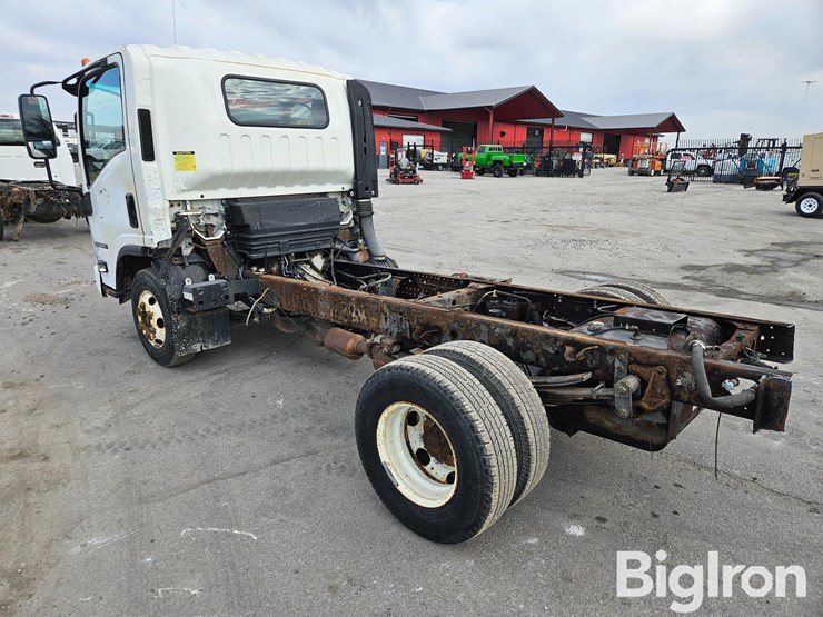 2015-isuzu-npr-image-7