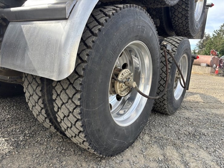 2018-peterbilt-367-image-11