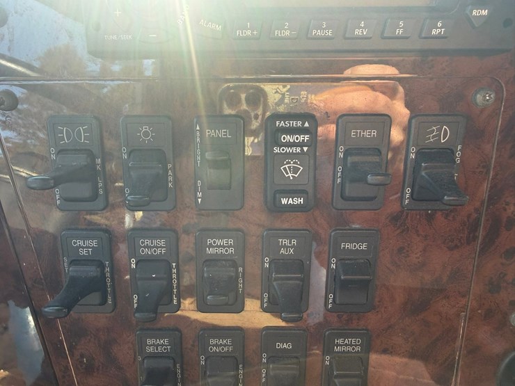 #1262-•-2004-international-9400i-6x4-sleeper-cab-truck-tractor-image-70