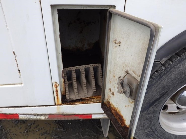 2005-peterbilt-pb330-22'-t/a-fuel-lube-truck-image-31