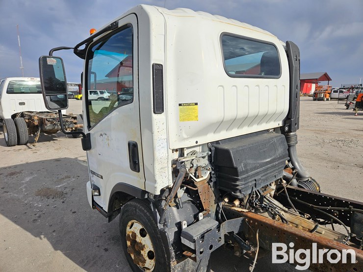 2015-isuzu-npr-image-19