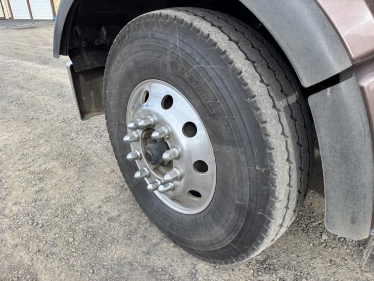 2022-peterbilt-567-image-15