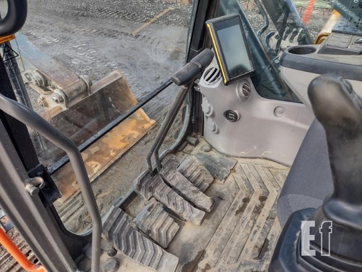 2020-volvo-ec220e-lr-image-11