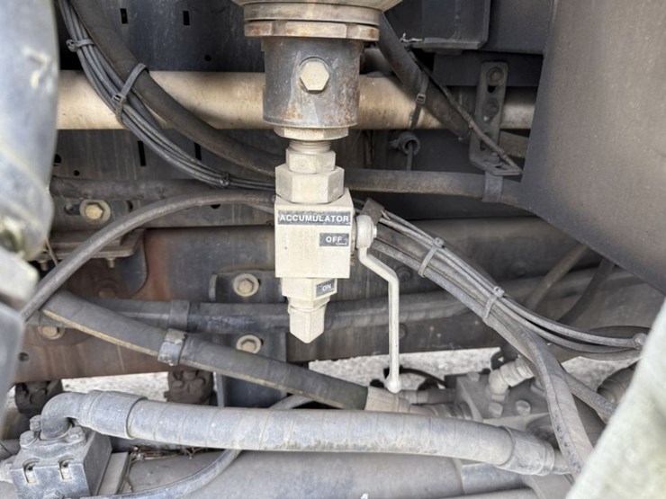 2012-international-7600-image-28