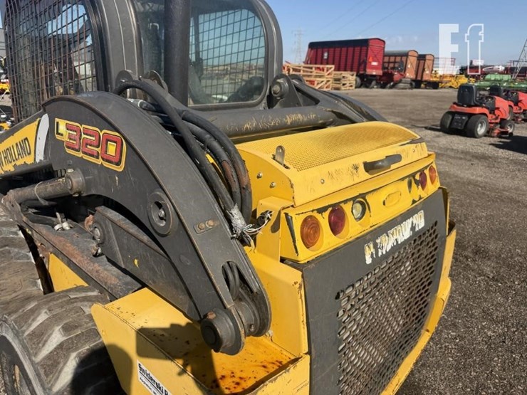 new-holland-l220-image-13