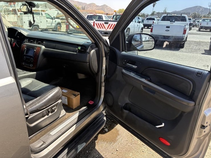 2007-chevrolet-suburban-image-9