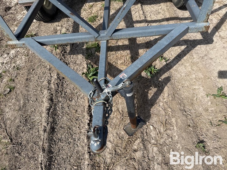 l-h-versa-tote-portable-feed-bin-image-13