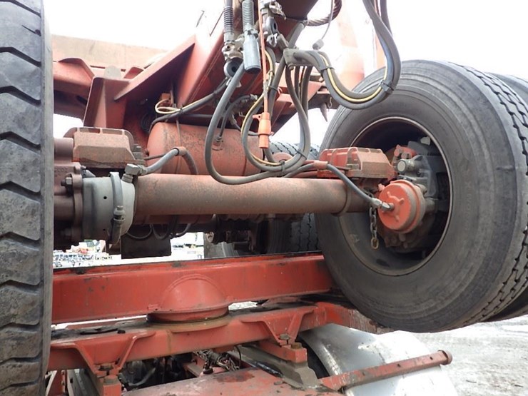 2016-peterbilt-3-axle-logging-truck-image-15