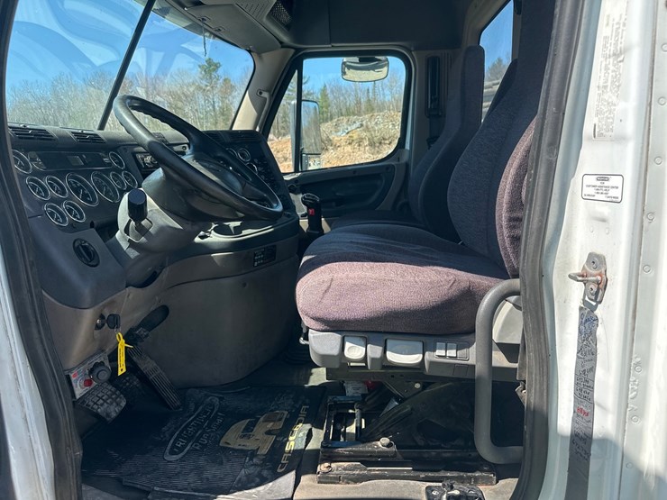 2014-massey-ferguson-8-image-28