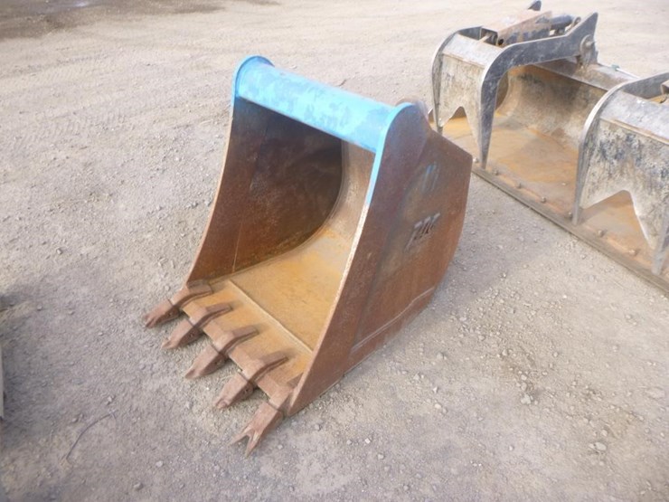 tag-23"-excavator-bucket-w/teeth-image-1