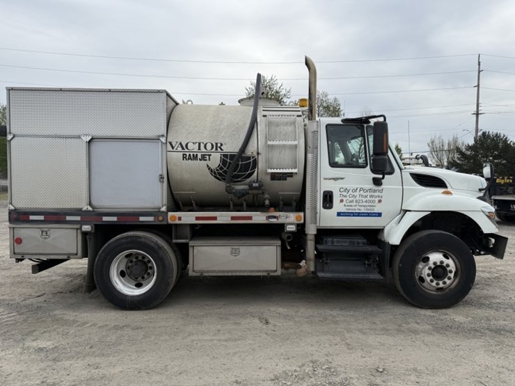 2013-international-7400-image-3