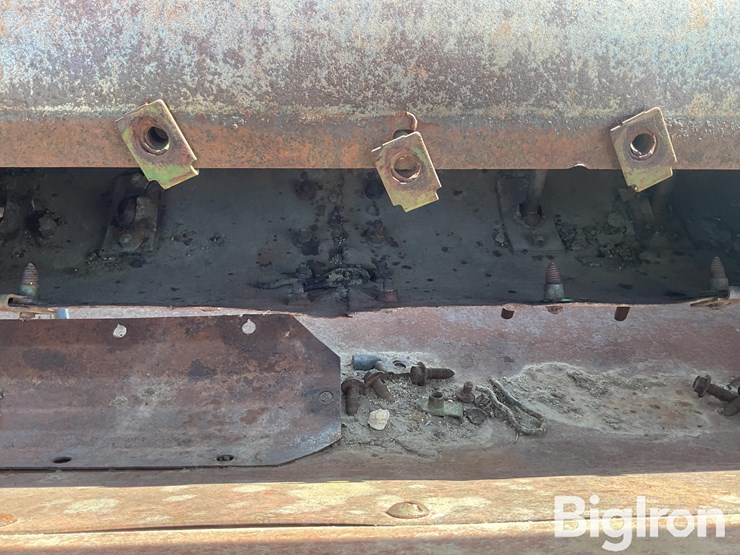 international-810-13-image-19