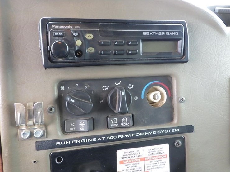 2005-peterbilt-pb330-22'-t/a-fuel-lube-truck-image-78